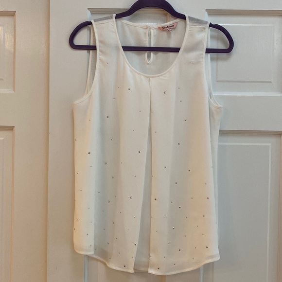 New white top with tiny silver studs-smoke feee home - Picture 1 of 3